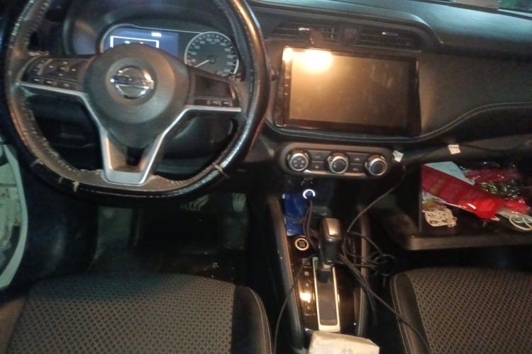 Used Nissan Kicks 2017 1.5L CVT Smart Drive Edition Center Console