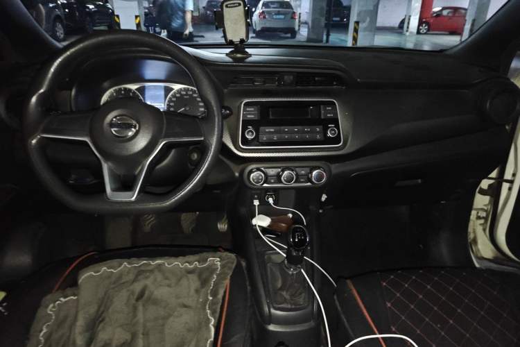 Used Nissan Kicks 2017 1.5L Manual Cool Dynamic Edition Center Console