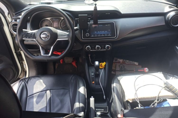 Used Nissan Kicks 2017 1.5L CVT Cool Enjoy Edition Center Console