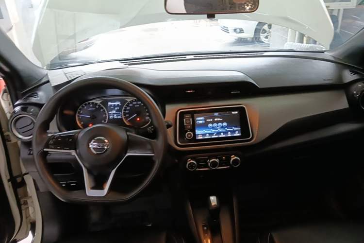 Used Nissan Kicks 2017 1.5L CVT Cool Enjoy Edition Center Console