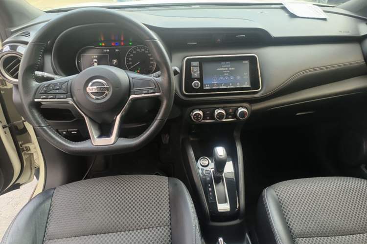 Used Nissan Kicks 2017 1.5L CVT Smart Drive Edition Center Console