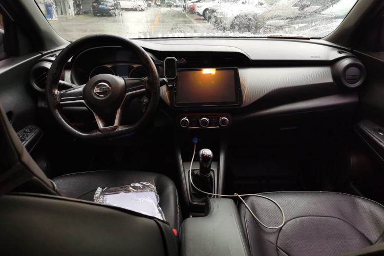 Used Nissan Kicks 2017 1.5L Manual Cool Dynamic Edition Center Console