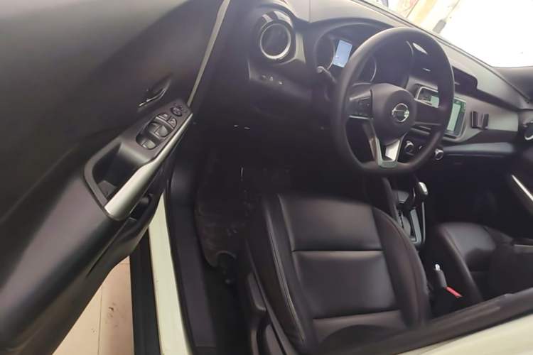 Used Nissan Kicks 2017 1.5L CVT Cool Enjoy Edition Driver Seat