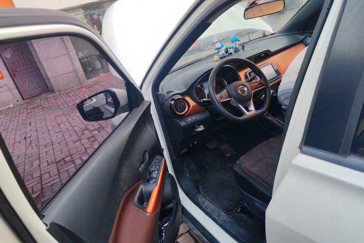 Used Nissan Kicks 2017 1.5L CVT Cool Enjoy Edition Driver Seat