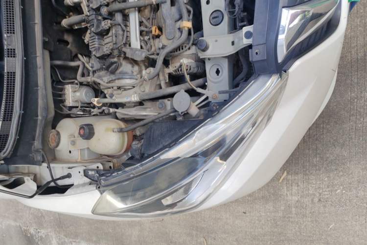 Used Nissan Kicks 2017 1.5L CVT Smart Drive Edition Engine Bay Right