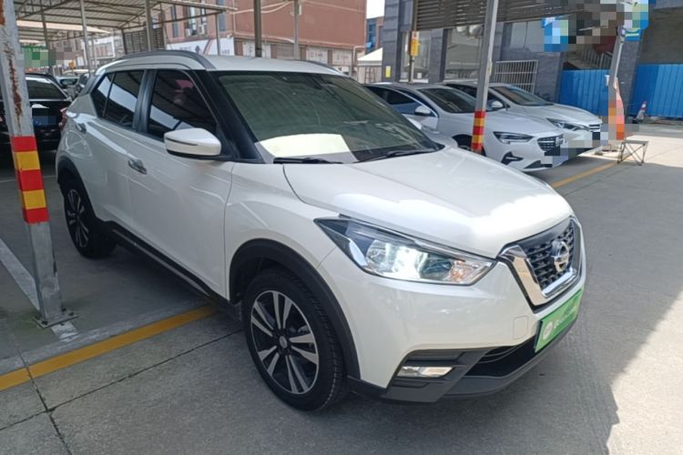 Used Nissan Kicks 2017 1.5L CVT Smart Drive Edition Front Right 45 Deg