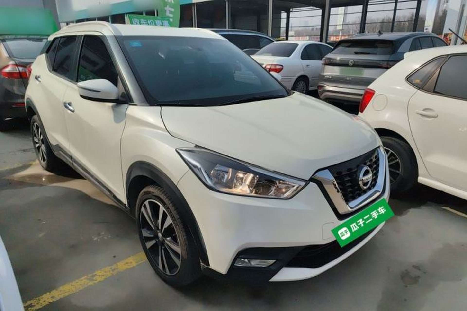 Used Nissan Kicks 2017 1.5L CVT Smart Drive Edition Front Right 45 Deg