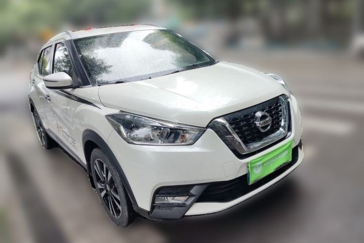 Used Nissan Kicks 2017 1.5L CVT Smart Drive Edition Front Right 45 Deg