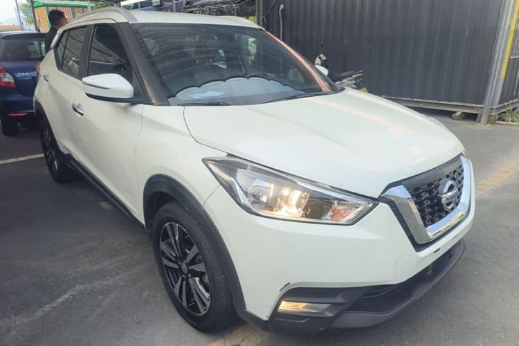 Used Nissan Kicks 2017 1.5L CVT Smart Drive Edition Front Right 45 Deg
