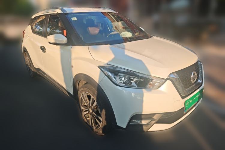 Used Nissan Kicks 2017 1.5L CVT Cool Enjoy Edition Front Right 45 Deg