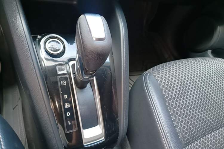 Used Nissan Kicks 2017 1.5L CVT Smart Drive Edition Gear Lever