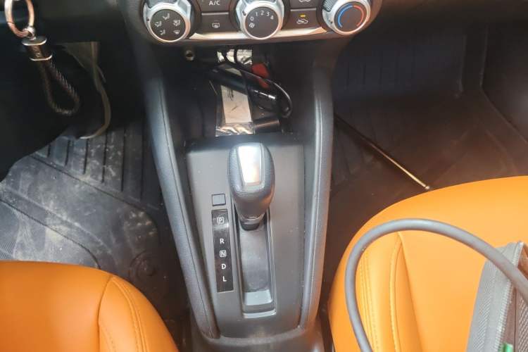 Used Nissan Kicks 2017 1.5L CVT Cool Enjoy Edition Gear Lever