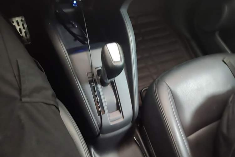 Used Nissan Kicks 2017 1.5L CVT Cool Enjoy Edition Gear Lever