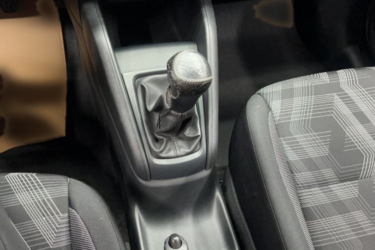 Used Nissan Kicks 2017 1.5L Manual Cool Dynamic Edition Gear Lever