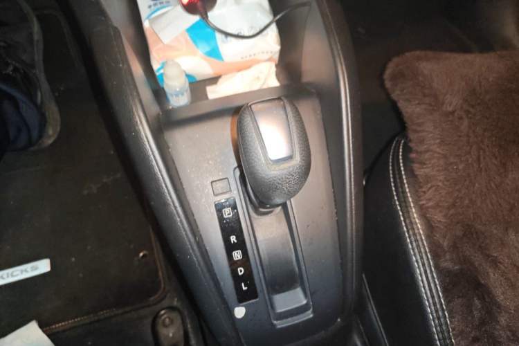 Used Nissan Kicks 2017 1.5L CVT Cool Enjoy Edition Gear Lever