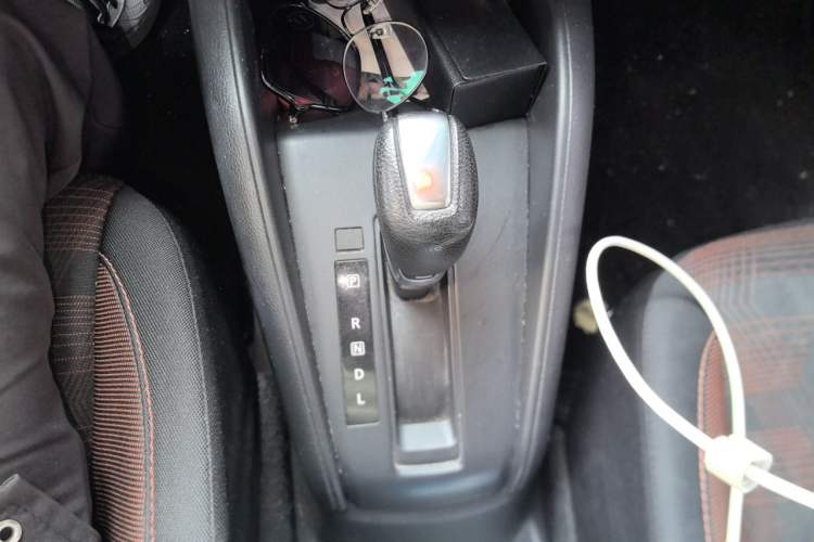 Used Nissan Kicks 2017 1.5L CVT Cool Enjoy Edition Gear Lever