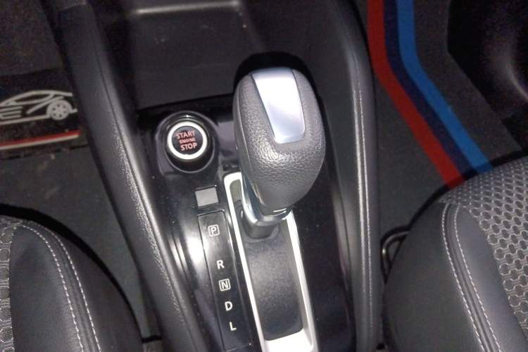 Used Nissan Kicks 2017 1.5L CVT Smart Edition Gear Lever