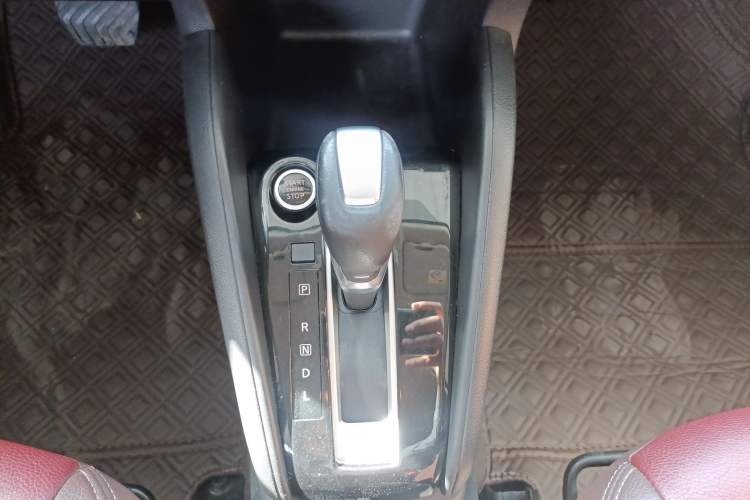 Used Nissan Kicks 2017 1.5L CVT Smart Drive Edition Gear Lever