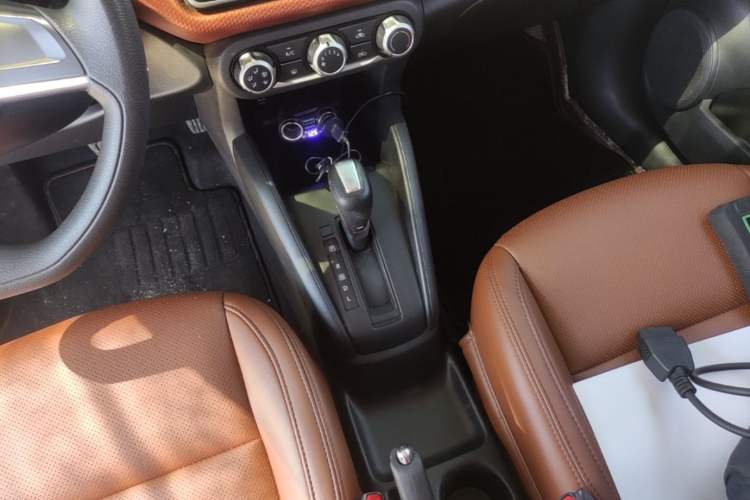 Used Nissan Kicks 2017 1.5L CVT Cool Enjoy Edition Gear Lever