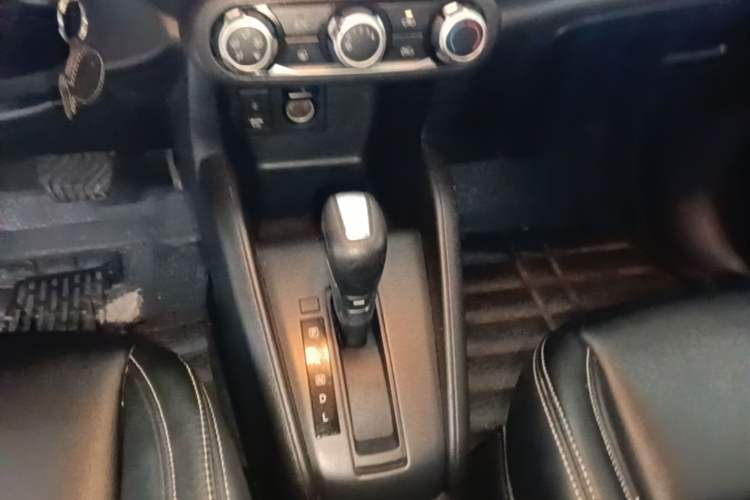 Used Nissan Kicks 2017 1.5L CVT Cool Enjoy Edition Gear Lever