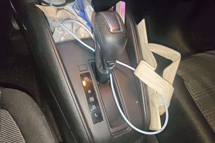 Used Nissan Kicks 2017 1.5L CVT Cool Enjoy Edition Gear Lever