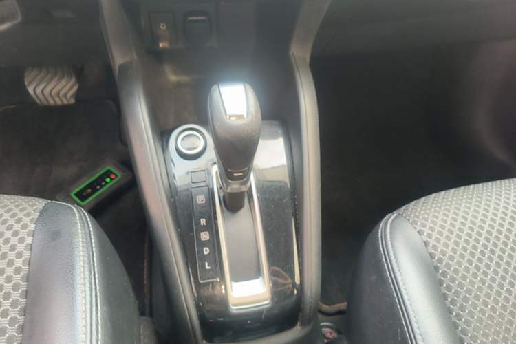 Used Nissan Kicks 2017 1.5L CVT Smart Drive Edition Gear Lever
