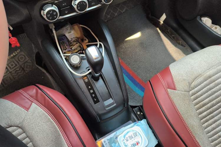 Used Nissan Kicks 2017 1.5L CVT Cool Enjoy Edition Gear Lever