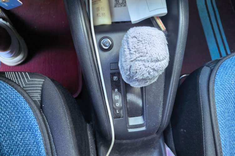 Used Nissan Kicks 2017 1.5L CVT Cool Enjoy Edition Gear Lever