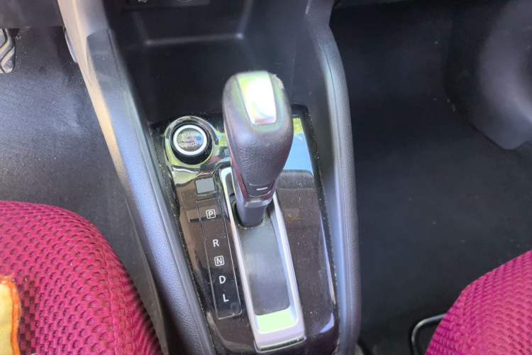 Used Nissan Kicks 2017 1.5L CVT Smart Drive Edition Gear Lever