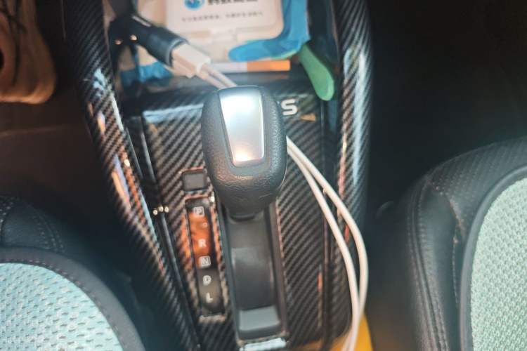 Used Nissan Kicks 2017 1.5L CVT Cool Enjoy Edition Gear Lever