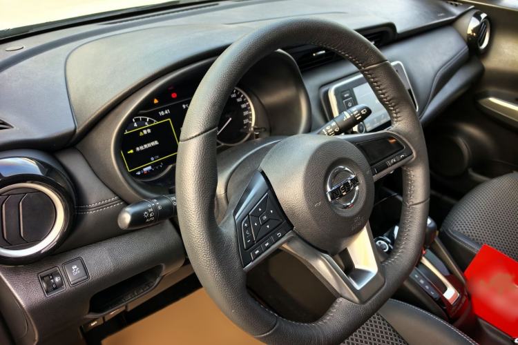 Used Nissan Kicks 2017 1.5L CVT Smart Drive Edition Interior 2