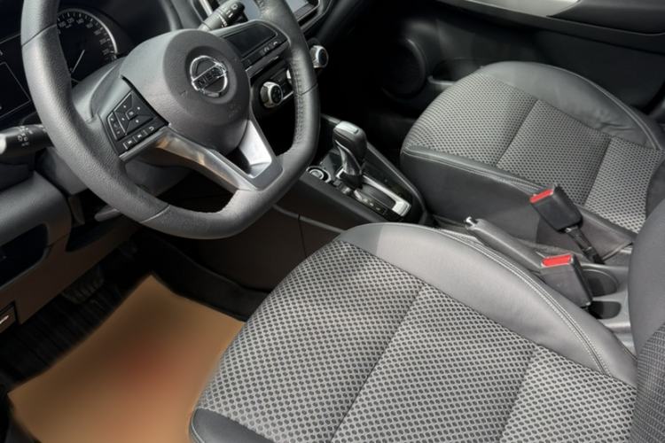 Used Nissan Kicks 2017 1.5L CVT Smart Drive Edition Interior 2