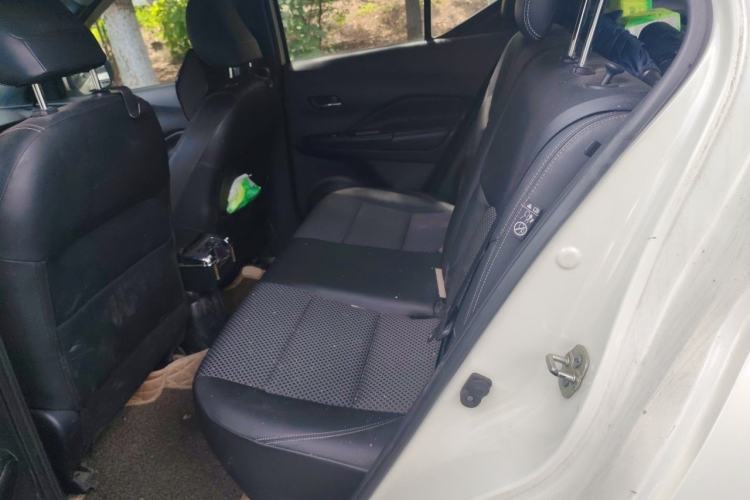 Used Nissan Kicks 2017 1.5L CVT Smart Drive Edition Interior 4