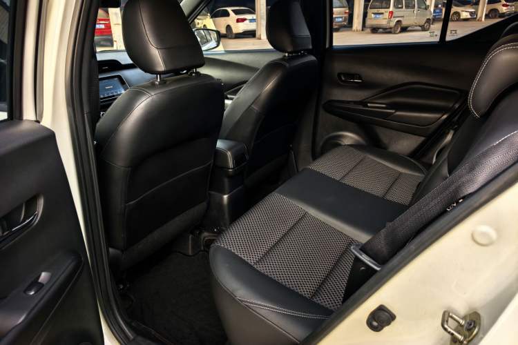 Used Nissan Kicks 2017 1.5L CVT Smart Drive Edition Interior 4