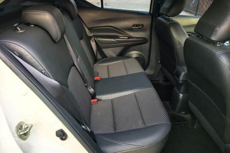 Used Nissan Kicks 2017 1.5L CVT Smart Drive Edition Interior 8