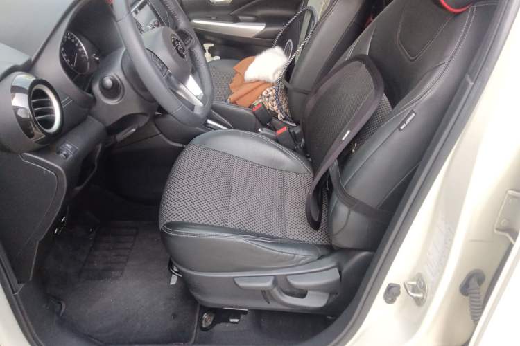 Used Nissan Kicks 2017 1.5L CVT Smart Drive Edition Left Front Seat