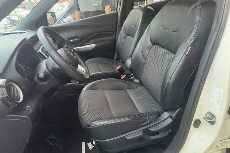 Used Nissan Kicks 2017 1.5L CVT Smart Drive Edition Left Front Seat