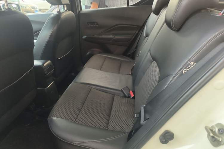 Used Nissan Kicks 2017 1.5L CVT Smart Drive Edition Left Rear Seat