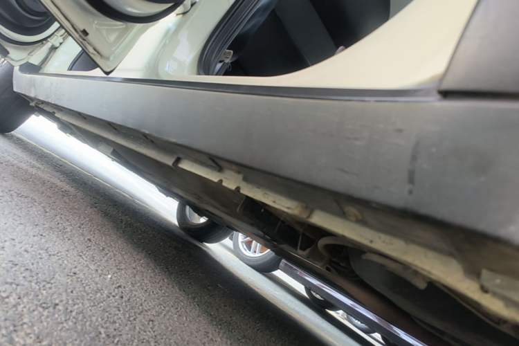Used Nissan Kicks 2017 1.5L CVT Smart Drive Edition Left Side Sill
