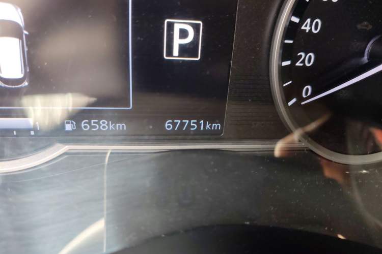 Used Nissan Kicks 2017 1.5L CVT Smart Drive Edition Odometer Close Up