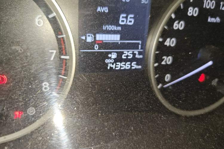 Used Nissan Kicks 2017 1.5L Manual Cool Dynamic Edition Odometer Close Up