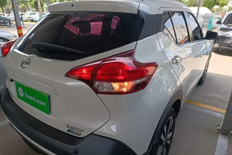 Used Nissan Kicks 2017 1.5L CVT Smart Drive Edition Rear Right 45 Deg