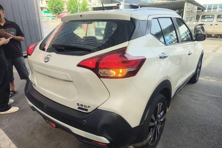 Used Nissan Kicks 2017 1.5L CVT Smart Drive Edition Rear Right 45 Deg