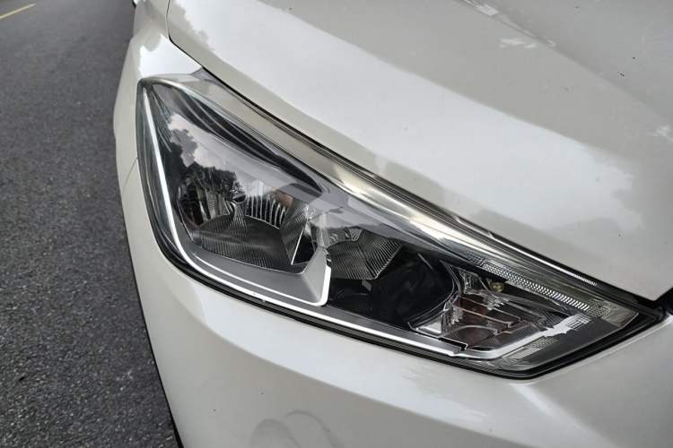 Used Nissan Kicks 2017 1.5L CVT Smart Drive Edition Right Front Headlight