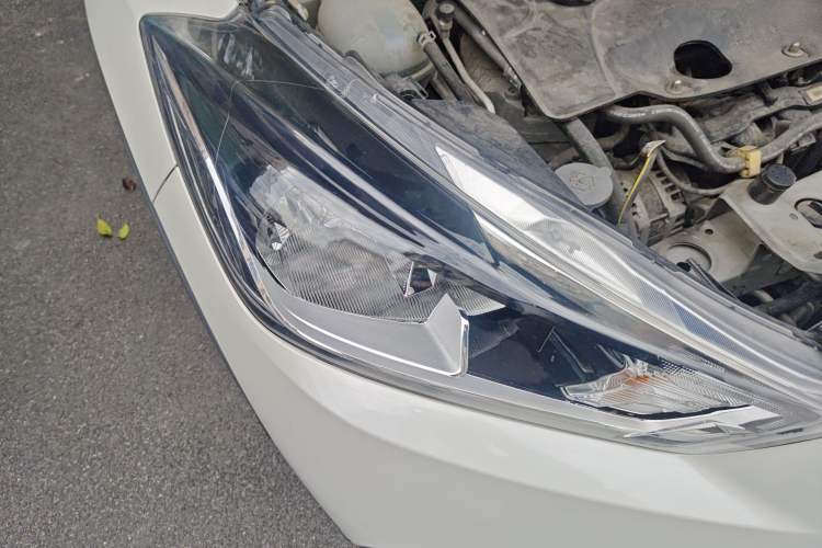 Used Nissan Kicks 2017 1.5L CVT Smart Drive Edition Right Front Headlight