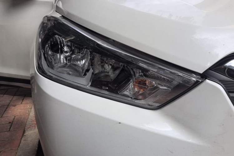Used Nissan Kicks 2017 1.5L CVT Cool Enjoy Edition Right Front Headlight