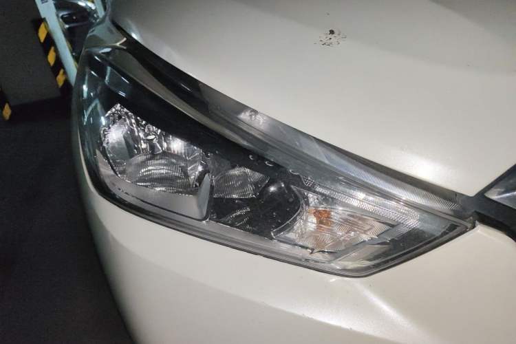 Used Nissan Kicks 2017 1.5L CVT Smart Drive Edition Right Front Headlight