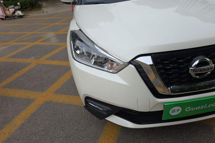 Used Nissan Kicks 2017 1.5L CVT Smart Drive Edition Right Front Headlight