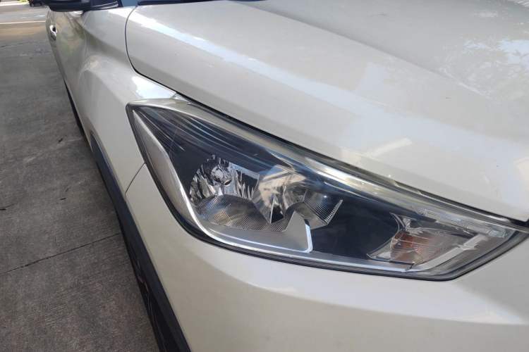 Used Nissan Kicks 2017 1.5L CVT Smart Drive Edition Right Front Headlight