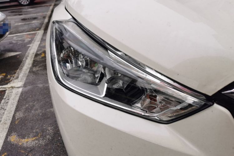 Used Nissan Kicks 2017 1.5L Manual Cool Dynamic Edition Right Front Headlight